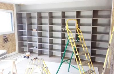 Un pan de mur pour un rangement optimisé sur mesure Étagères cloisonnées sur mesure sur la largeur d'un mur