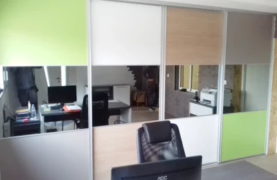 Embellissement avec des portes coulissantes sur mesure, protégeant l'espace de rangement Portes coulissantes de couleur alternant avec des miroirs