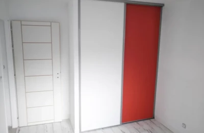 Espace de rangement sur-mesure avec des panneaux coulissants rouge et blanc Portes coulissantes rouge et blanche de rangement sur-mesure