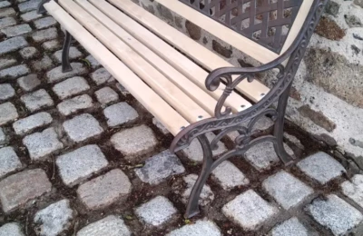 Le banc sur mesure : entièrement terminé et livré sur une terrasse en pierre Banc en bois et fer forgé sur mesure sur une terrasse