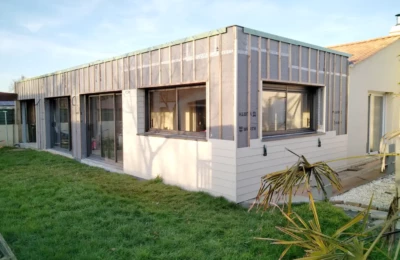 Démarrage du bardage en fibrociment sur l’ossature bois de véranda Ossature en bois de veranda