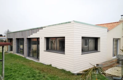 Bardage en fibrociment sur véranda, extension de maison individuelle en bois Bardage en fibrociment sur ossature en bois
