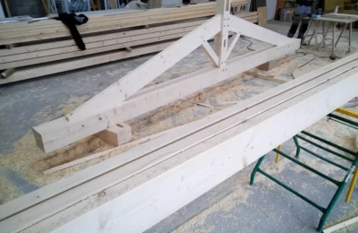 Ferme en sapin fabriquée dans notre atelier Préparation à l'atelier d'un pignon de charpente en bois