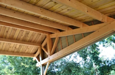 Charpente extérieure et toiture vue de l’intérieur Charpente traditionnelle extérieure vue intérieure