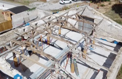 Une vue aérienne de la charpente nue Vue au dessus de la charpente entière