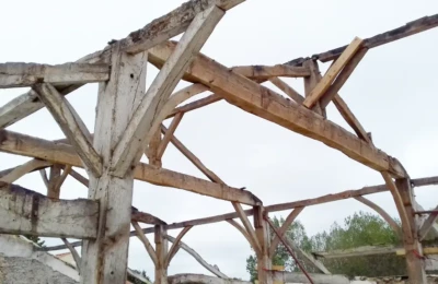 La charpente nue après dépose de la toiture Charpente en bois massif mise à nue