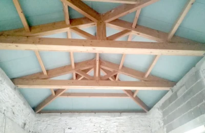 Charpente traditionnelle avec poutres apparentes - vue dessous Charpente traditionnelle posée vue du dessous