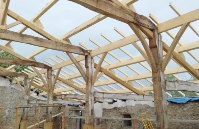 Ajout d’éléments neuf en bois avant la pose de la toiture à droite... Préparation de la toiture côté droit