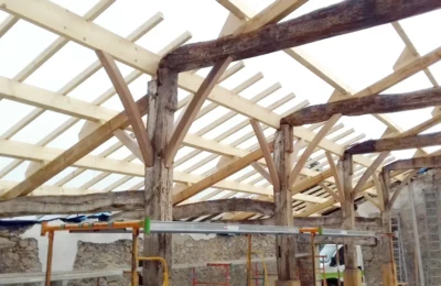 ...et à gauche. Préparation de la toiture côté gauche