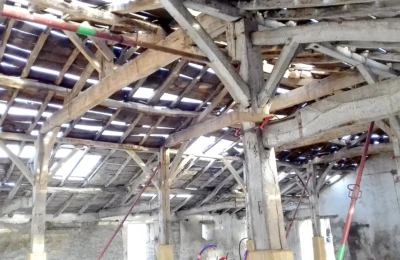 Étayage et soutien avant la rénovation de cette charpente traditionnelle en bois massif Charpente en bois massif étayée pour la rénovation