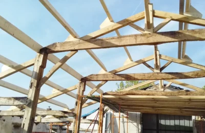 Des éléments de consolidation ont été remplacés avant la pose de la toiture. Ajout de nouveaux éléments à la charpente initiale