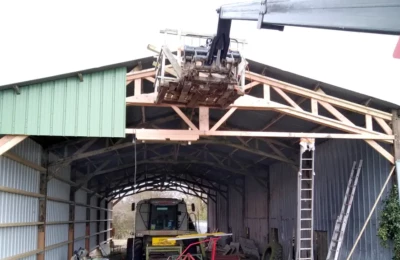 Après le bardage du bâtiment, le pignon est recouvert Bardage du pignon