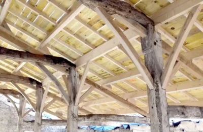 Détail de charpente rénovée Vue intérieure de la charpente et du toit rénovés