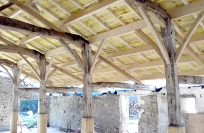 … et à droite Charpente rénovée vue à droite