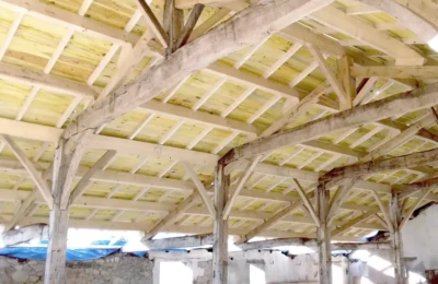 Une vue intérieure plus large de la rénovation à gauche... Charpente rénovée