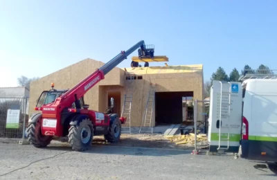 Pose de la toiture sur l'ossature bois Pose du toit sur une ossature en bois