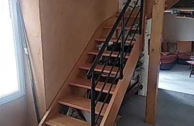 Vue avant Escalier intérieur en hêtre verni vue avant