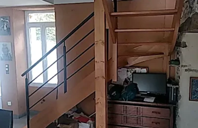 Le rangement possible sous l'escalier Détail du dessous d'un escalier intérieur en hêtre verni