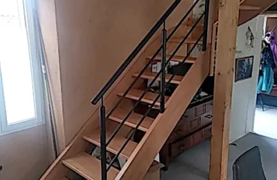 Vue latérale Escalier intérieur en hêtre verni vue latérale