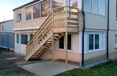 Vue arrière Escalier extérieur en bois clair vue arrière