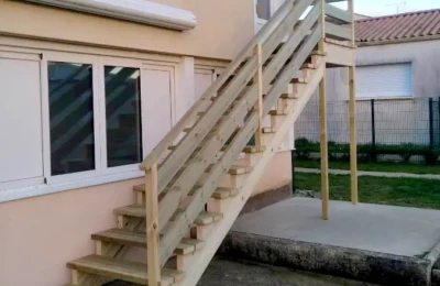 Vue avant Escalier extérieur en bois clair vue avant