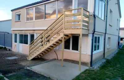 Vue sur l'arrivée de l'escalier et ses soutiens Détail de l'arrivée d'un escalier extérieur en bois clair