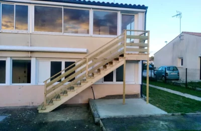 Escalier en classe 4 Escalier extérieur en bois clair vue latérale