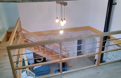 Vue centrale de la mezzanine Vue à hauteur de mezzanine sur une pièce avec un escalier montant