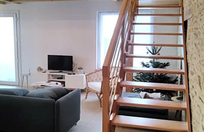 Les marches de l'escalier vers la mezzanine Un escalier en hêtre verni montant vers une mezzanine