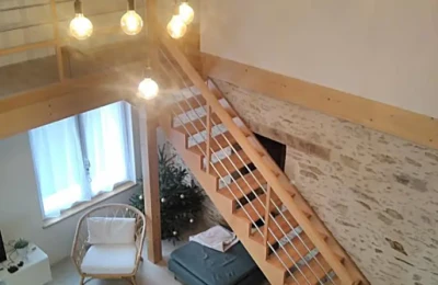 La vue en hauteur au bout de la mezzanine Escalier intérieur en hêtre verni vue d’une mezzanine