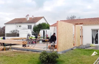 Pose de l'ossature sur son support - mur droit Un mur de bois monté sur son support