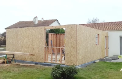 Pose de l'ossature sur son support - avant Deux murs de bois montés sur leur support