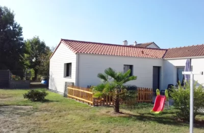 Extension de maison individuelle en ossature bois et bardage en bois blanc Une extension en bois finalisé, bardage de bois blanc et toit en tuile rose