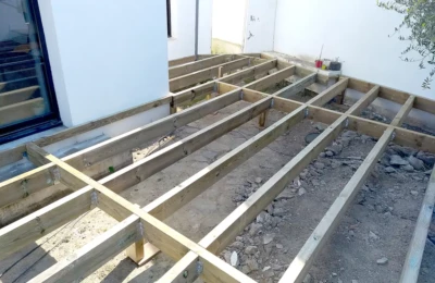 Préparation de la grande terrasse Préparation d'une terrasse au bord d'une maison