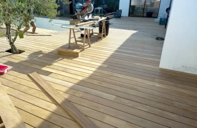 L'atelier portable donne la mesure de cette grande terrasse en bois Un atelier portable installé pour la découpe de planches