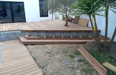 La pose de cette grande terrasse rejoignant celle de la piscine Pose de la terrasse en bois côté jardin