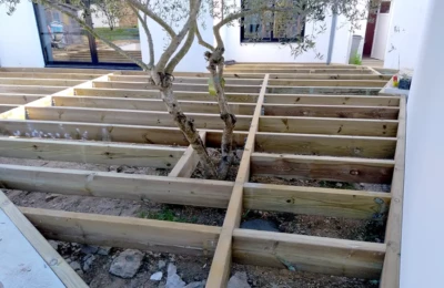 Préparation d'agrandissement de la terrasse en bois Préparation d'une terrasse en bois côté jardin