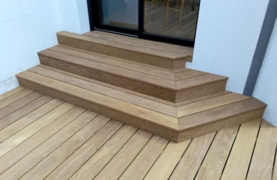Focus sur les marches sur-mesure Des marches en bois sur terrasse