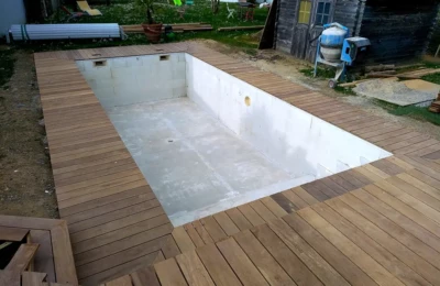 La pose est terminée Pose terminée d'une terrasse aux abords d'une piscine