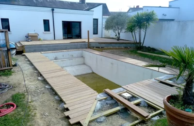 Pose autour de la piscine Pose d'une terrasse en bois aux abords d'une piscine