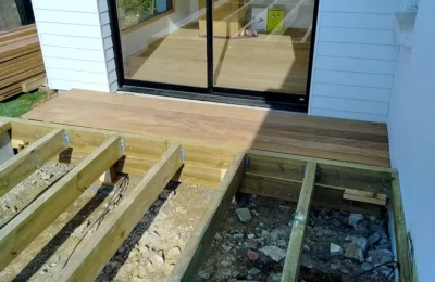 Une première pose préparatoire Pose des premières lattes d'une terrases en bois