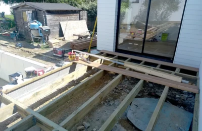 Phase de préparation d'une grande terrasse en bois La préparation d'une terrasse : pose des soutiens