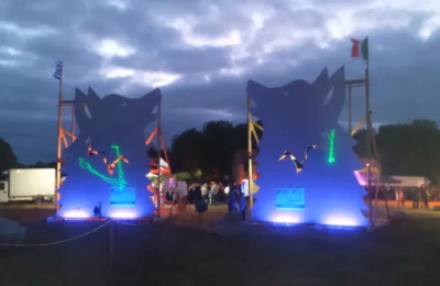 Le soir du festival : illumination des sculptures Illumination de sculptures bois représentant des loups