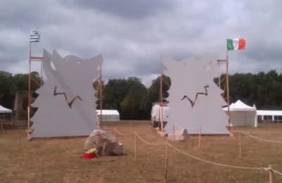 Pose des sculptures sur support Deux sculptures bois représentant des têtes de loup