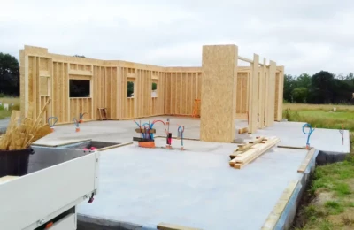 Première partie de l’ossature bois posée