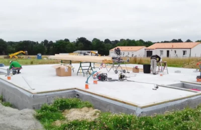 Préparation sur la dalle de la pose des murs en bois Chantier construction maison individuelle en préparation
