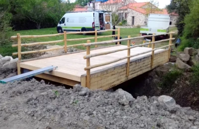Le pont est terminé et traverse l’obstacle Pont en bois sur-mesure