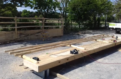 Construction d'un pont en bois Des planches et des rambardes en bois pour la construction d'un pont