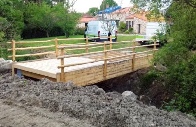 Le plancher se termine Plancher en finition d'un pont en bois sur-mesure