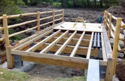 Pose du plancher du pont en bois Pose du plancher sur soutien d’un pont en bois